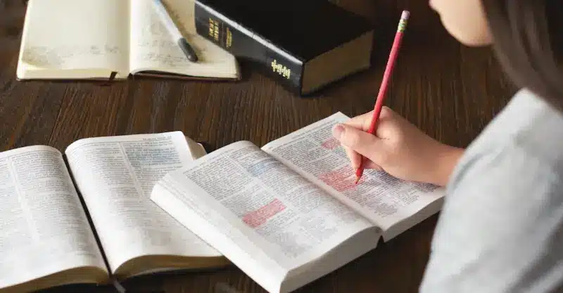 ¿Cuáles son las herramientas para estudiar la Biblia?